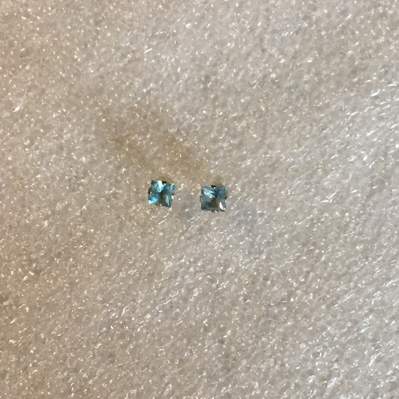 10k gold stud earrings w/ square aquamarine stones - Picture 5 of 8